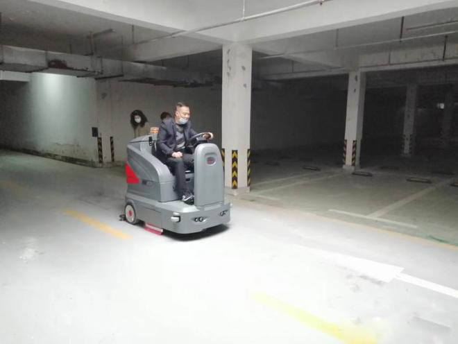 韶关小区物业保洁不用人力改用驾驶式洗地机了